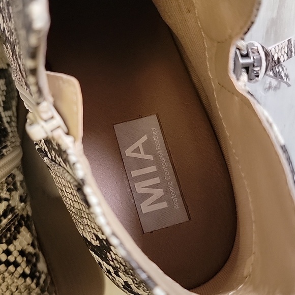 Snakeskin Print Ankle Booties MIA Embossed Size 8.5 - Picture 6 of 12